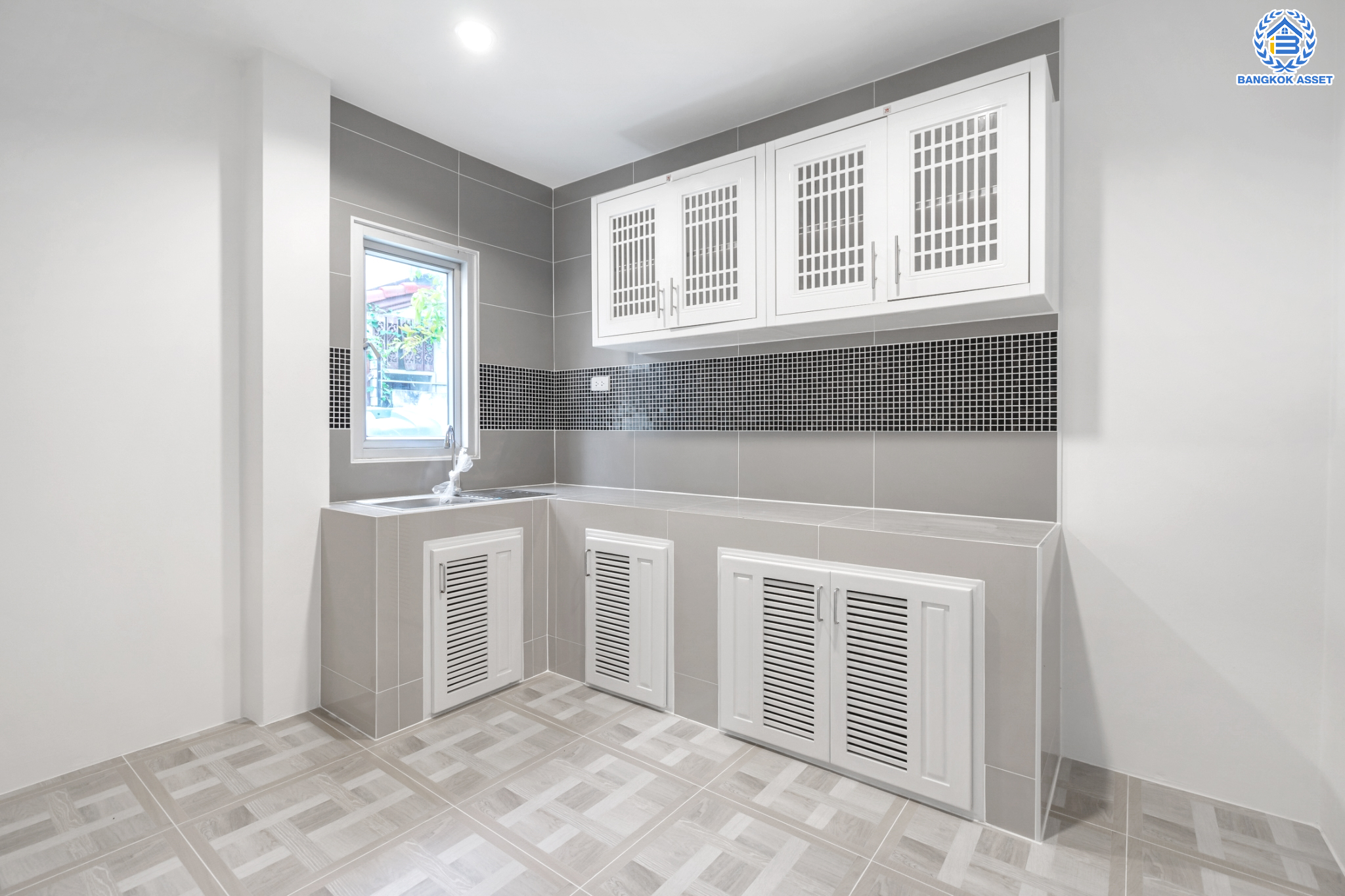 บ้านมือสองตกแต่งใหม่ ม.ปารวีร์ เพชรเกษม63 บ้านแฝดฟังก์ชันระดับบ้านเดี่ยว เนื้อที่ 40 ตร.ว. ฟังก์ชัน 3 ห้องนอน 2 ห้องน้ำ 1 ที่จอดรถ บนพื้นที่ใช้สอย 133 ตร.ม. ทำเลศักยภาพ เชื่อมต่อหลายเส้นทาง ใกล้เดอะมอลล์บางแค จุดขึ้นทางด่วน "เพชรเกษม" และรถไฟฟ้าสายสีน้ำเงิน "สถานีหลักสอง"